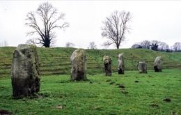Avebury,-stone-circle,-henge,-megalith,-Neolithic,-UNESCO-World-Heritage-Site,-Wiltshire,-England,-prehistoric-monument,-sarsen-stone,-archaeology,-Stonehenge,-Early-Bronze-Age,-ceremonial-site,-ritual-landscape,-Alexander-Keiller,-National-Trust,-ancient-monument,-archaeological-site,-Neolithic-Britain,-sacred-landscape,-prehistoric-astronomy,-ancient-Britain,-heritage-site,-Kaleidos,-Kaleidos-images,-La-parole-à-limage,-Tarek-Charara